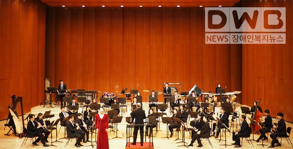 도립서귀포관악단과 도립서귀포합창단은 2021 신년 음악회를 공연한다.