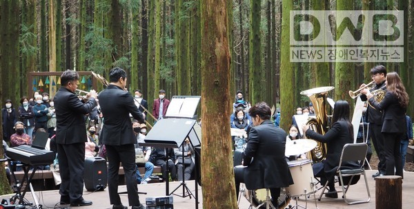 도립서귀포예술단은 트래블 인 서귀포 사려니숲에서 공연한다.
