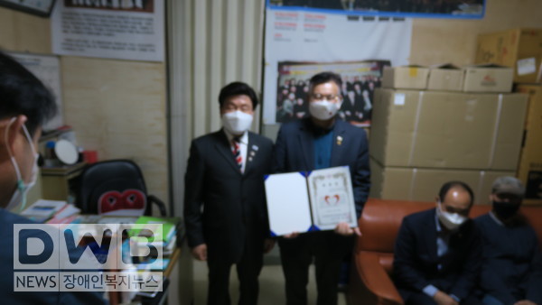 김승범 행정부지부장에게 위촉장을 주고 기념 촬영을 했다.