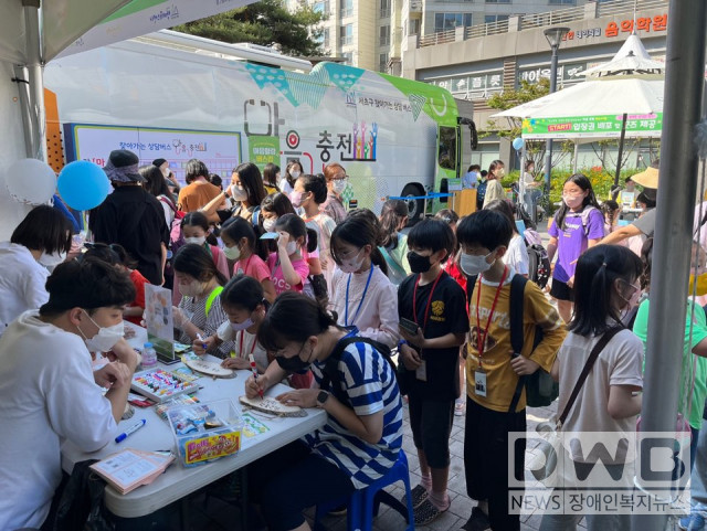 27일(금) 푸른나무재단 산하 서초지역 시설과 공동으로 서초구 섬들근린공원에서 학교폭력 예방 캠페인을 실시하고 기념 사진을 촬영을 했다. (사진=서초구청소년상담복지센터 제공)