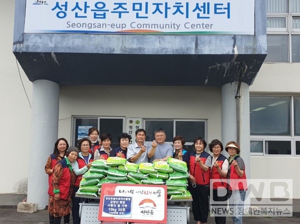 김양선 성산포숨비로타리클럽 회장은 사랑의 쌀 기탁했다.