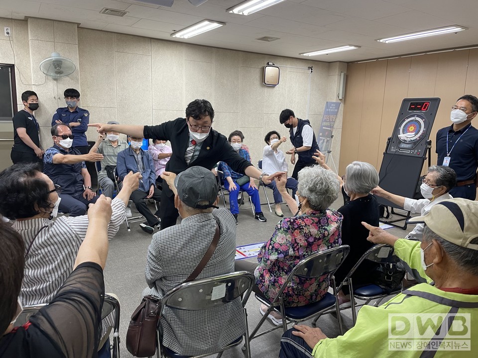 한궁체험 전 준비자세 설명하는 모습 (사진= 제주시각장애인복지관 제공)