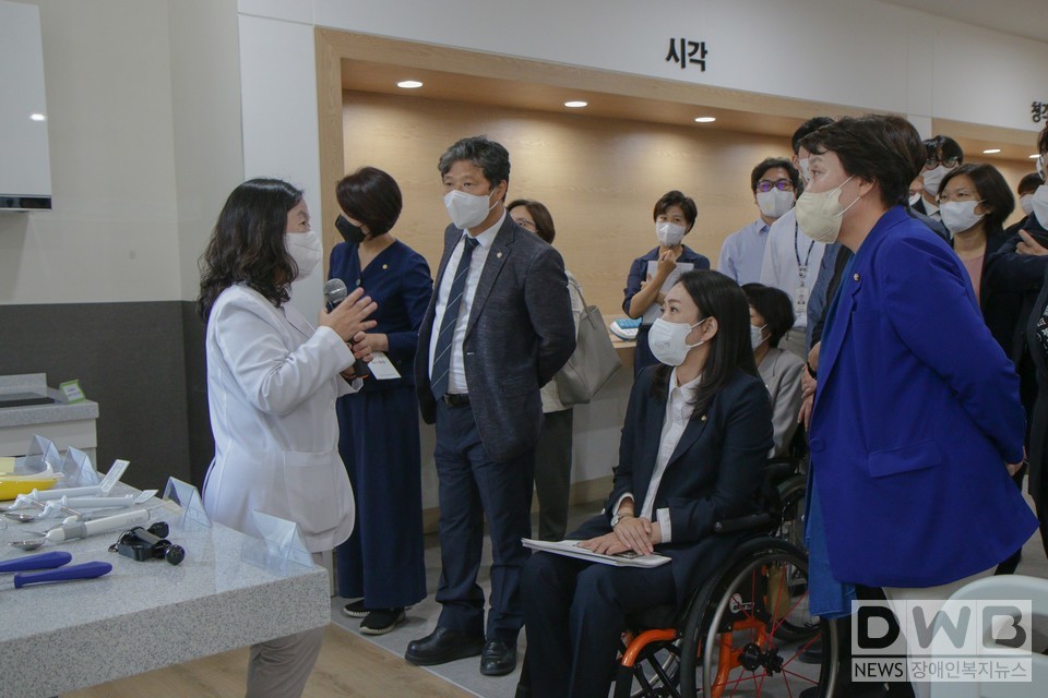 현장을 방문한 보건복지위원이 보조기기 전시장 희망드림관 담당과장(김동아)의 설명을 듣고 있다 (사진= 국립재활원 제공)