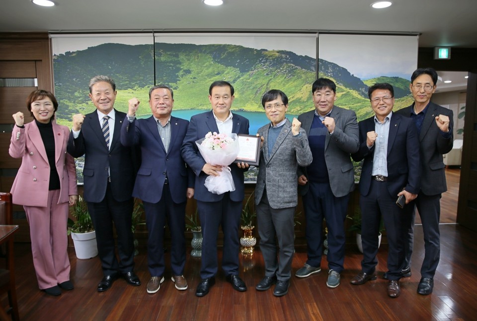 강승표 농협중앙회 제주지역본부장(왼쪽 4번째)과 강지언 제주사회복지공동모금회 강지언 회장(왼쪽 5번째) 등 관계자들이 기념촬영을 하고 있다. (사진= 제주사회복지공동모금회 제공)