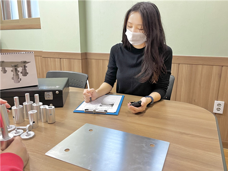 직업훈련교사로 근무하고 있는 한희영씨가 보호작업장에서 전문지식을 바탕으로 장애인 근로자를 대상으로 직업능력평가를 실시하고 있다.