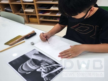 장학금으로 미술학원에 등록한 장학생이 그림을 스케치하고 있다 (사진= 부스러기사랑나눔회 제공)