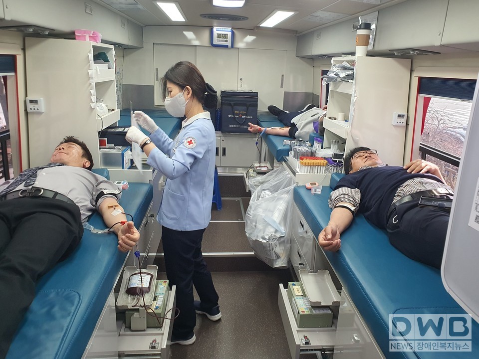 헌혈차에서 롯데백화점 전주점 임직원들이 헌혈에 참여하고 있다. (사진= 전북혈액원 제공)