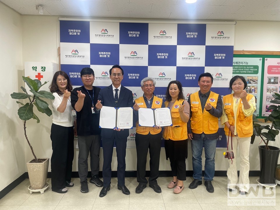 지난 26일(금) 예래초등학교에서 오순애 교장선생님(맨 왼쪽)과 김현진 학생회장(오른쪽에서 두 번째), 초록우산어린이재단 제주지역본부 변정근 본부장(맨 오른쪽)이 함께 자선 플리마켓 수익금 전달식을 진행하였다.  (사진= 초록우산어린이재단 제주지역본부 제공)
