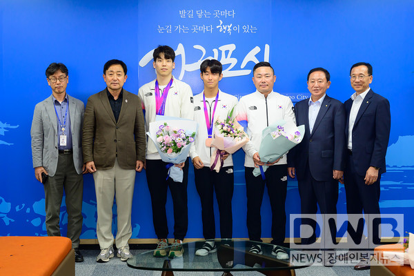 이종우 시장은 항저우 아시안게임의 주역 서귀포시청 소속 수영선수단을 격려했다.