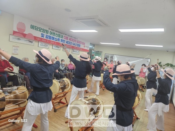 서귀포시 세화1리 트롯장구팀은 어르신 위문공연 및 봉사활동을 전개했다.
