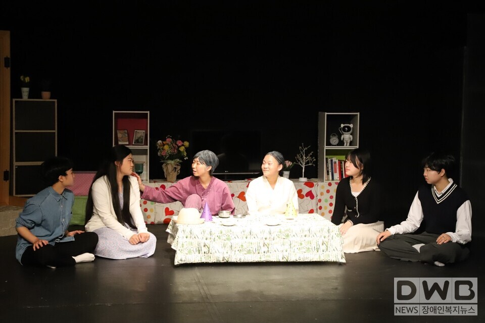 오렌지 빛으로 물든 청소년 치매파트너들의 치매 공감 메시지,「오거리 사진관」연극공연 성료/자료=제주특별자치도 광역치매센터