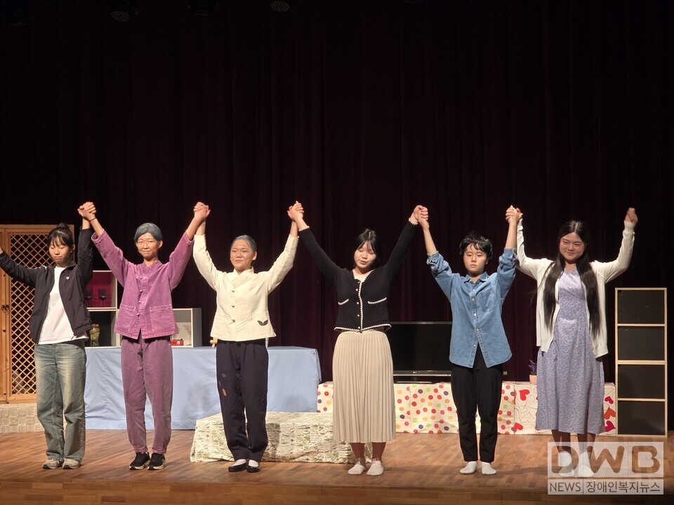 오렌지 빛으로 물든 청소년 치매파트너들의 치매 공감 메시지,「오거리 사진관」연극공연 성료/자료=제주특별자치도 광역치매센터