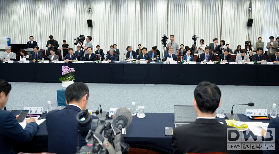 제주-민주당 예산정책협의회, 탄소중립 비전·분권 강화 공감대 넓혀(정청래 대표 "특별한 희생엔 특별한 보상”…오영훈 지사"국정과제와 제주 정책 연계로 큰 성과 창출)/자료=제주도청