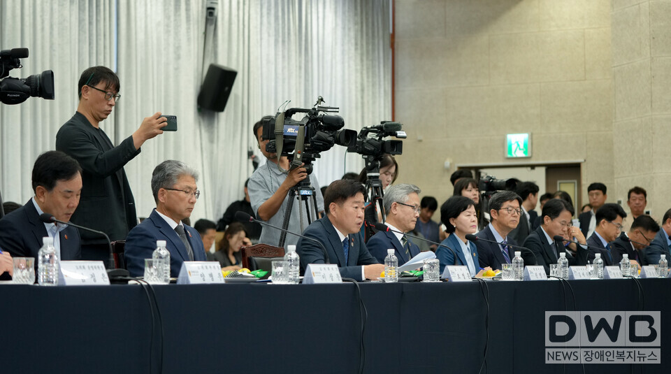 제주-민주당 예산정책협의회, 탄소중립 비전·분권 강화 공감대 넓혀(정청래 대표 "특별한 희생엔 특별한 보상”…오영훈 지사"국정과제와 제주 정책 연계로 큰 성과 창출)/자료=제주도청