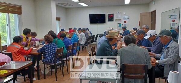 서귀포시 하효경로당는 주5일 급식 지원 및 다양한 프로그램으로 어르신 복지선도만족했다고 밝혔다.