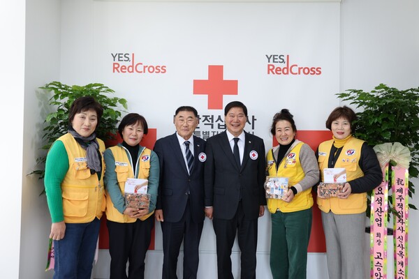 조천농협 하나로마트 로컬푸드 매장, 적십자 소형 모금함 성금 전달