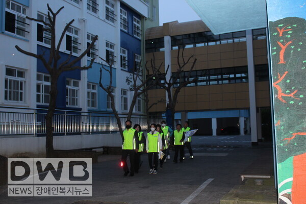제주청소년선도회는 제주시 이도이동 학교주변에서 순찰활동을 전개했다.